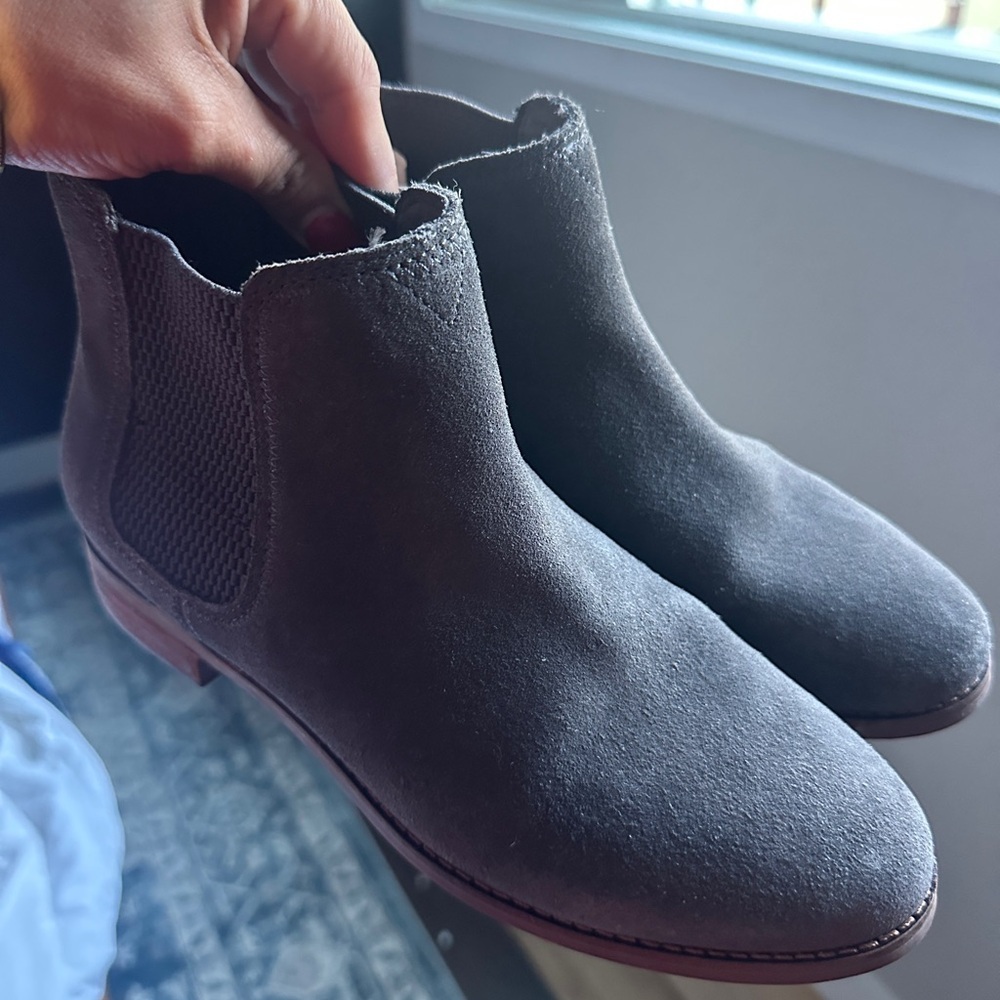 Tom’s Women Gray Suede Chelsea Ankle Boots Size 7